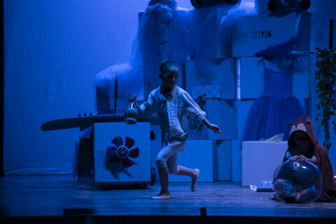 Bambina in scena ne Il piccolo sogno del pilota, copione teatrale per giovani di Vito Tritto