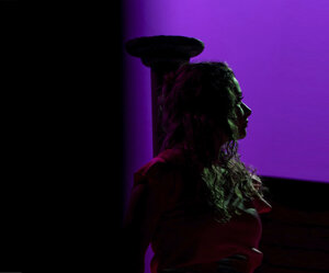 Ragazza in scena in Messi in scena, copione teatrale per giovani di Vito Tritto