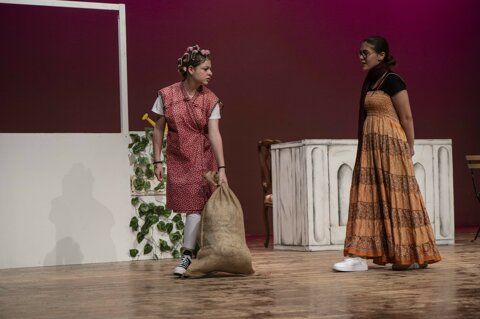 Ragazze in scena in Quante storie per un calzino, copione teatrale per giovani di Vito Tritto