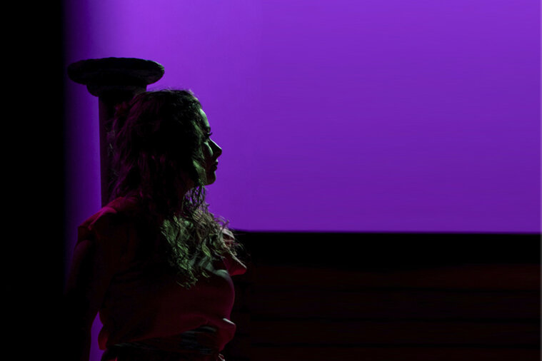 Ragazza in scena in Messi in scena, copione teatrale per giovani di Vito Tritto