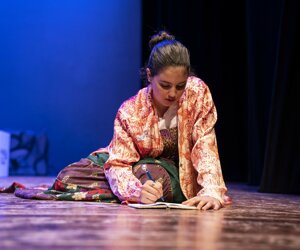 Bambina in scena ne La tombola dei ricordi, copione teatrale per giovani di Vito Tritto