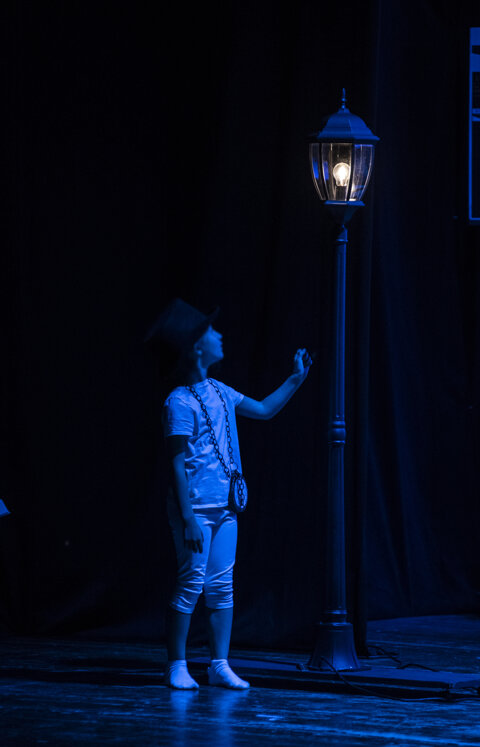 Bambina in scena ne Il piccolo sogno del pilota, copione teatrale per giovani di Vito Tritto