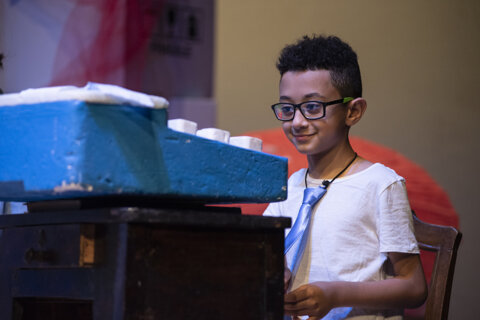 Bambino in scena ne Il piccolo sogno del pilota, copione teatrale per giovani di Vito Tritto