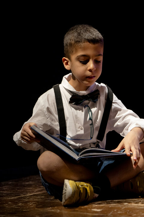 Bambino in scena in Quante storie per un calzino, copione teatrale per giovani di Vito Tritto