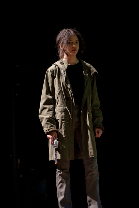 Ragazza in scena in Messi in scena, copione teatrale per giovani di Vito Tritto