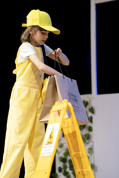 Bambina in scena in Quante storie per un calzino, copione teatrale per giovani di Vito Tritto