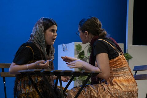 Ragazze in scena in Quante storie per un calzino, copione teatrale per giovani di Vito Tritto