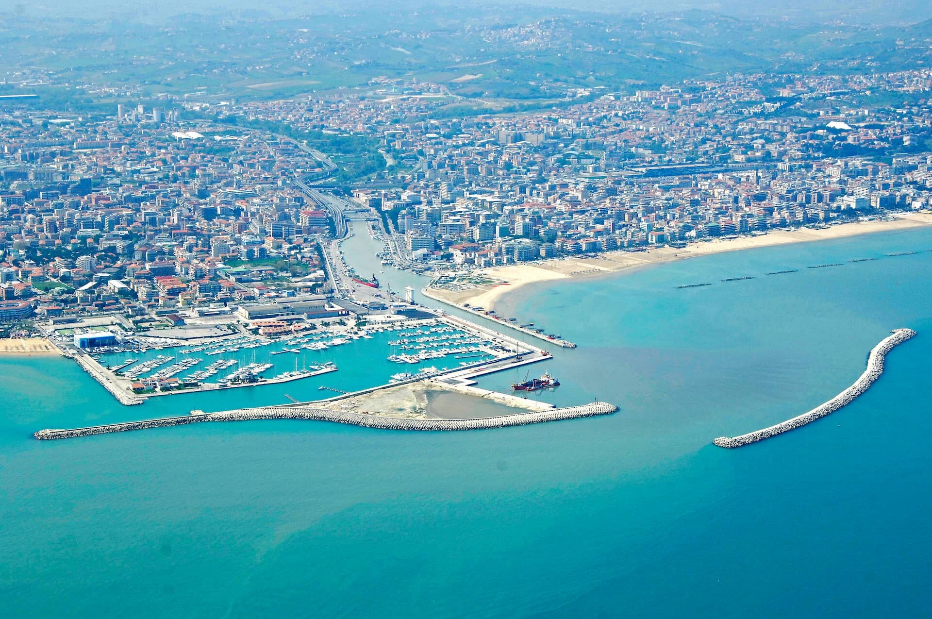 Ampliamento della concessione demaniale marittima ai sensi dell’art. 24 cod. nav.: l’amministrazione deve concludere il procedimento amministrativo avviato su istanza del privato, mediante l’adozione di un provvedimento espresso.