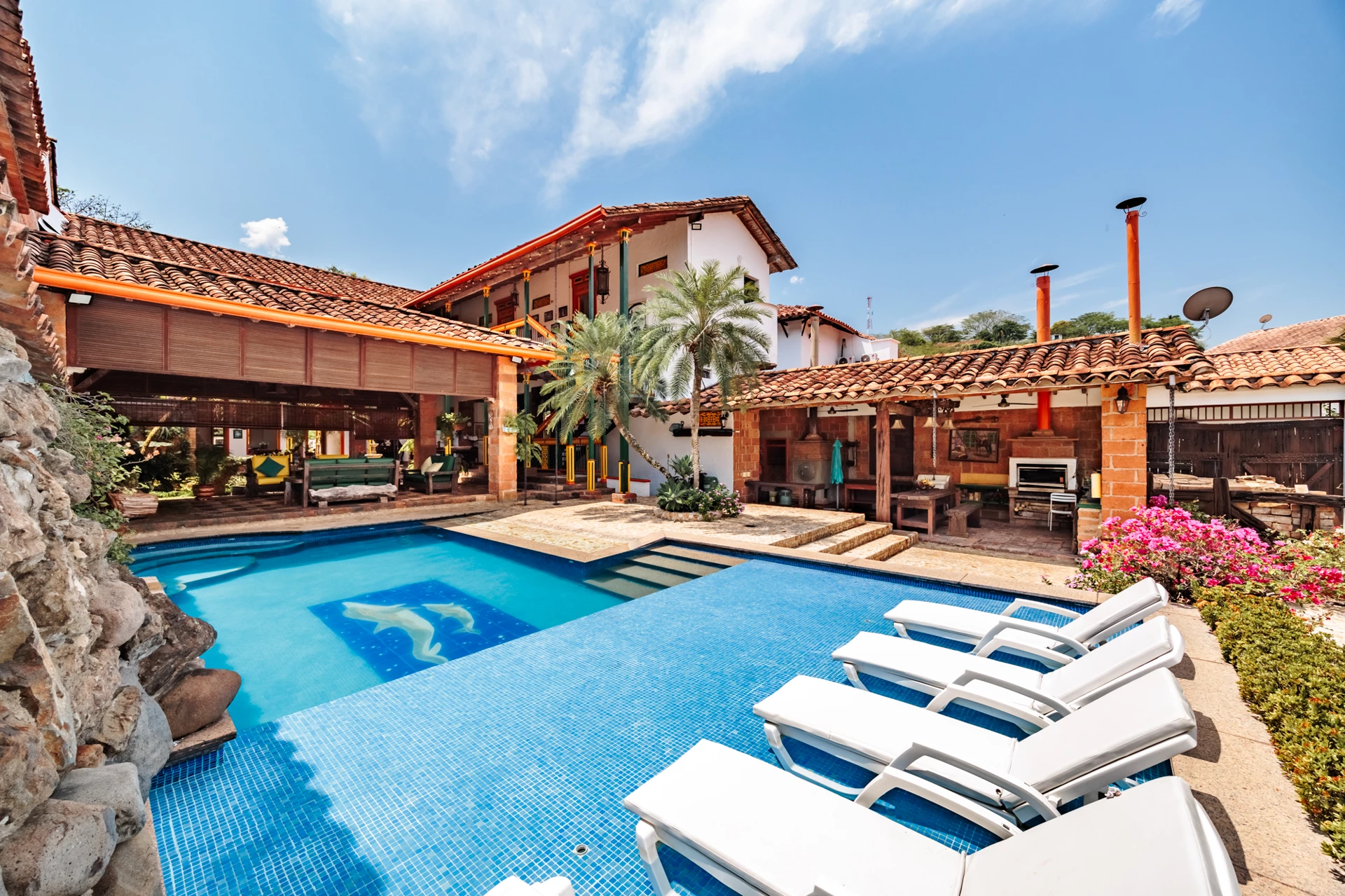 Casa Titiribí — Premium · Piscina y solárium