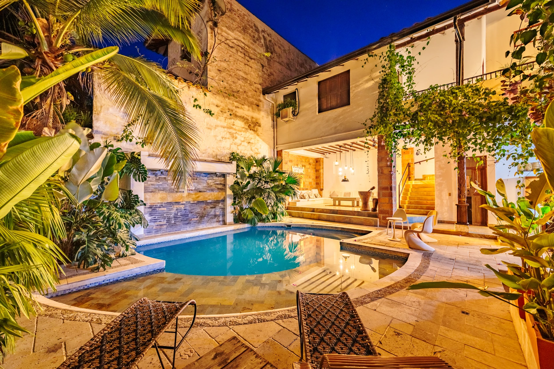 Casa Urrao — Piscina iluminada · Ambiente nocturno