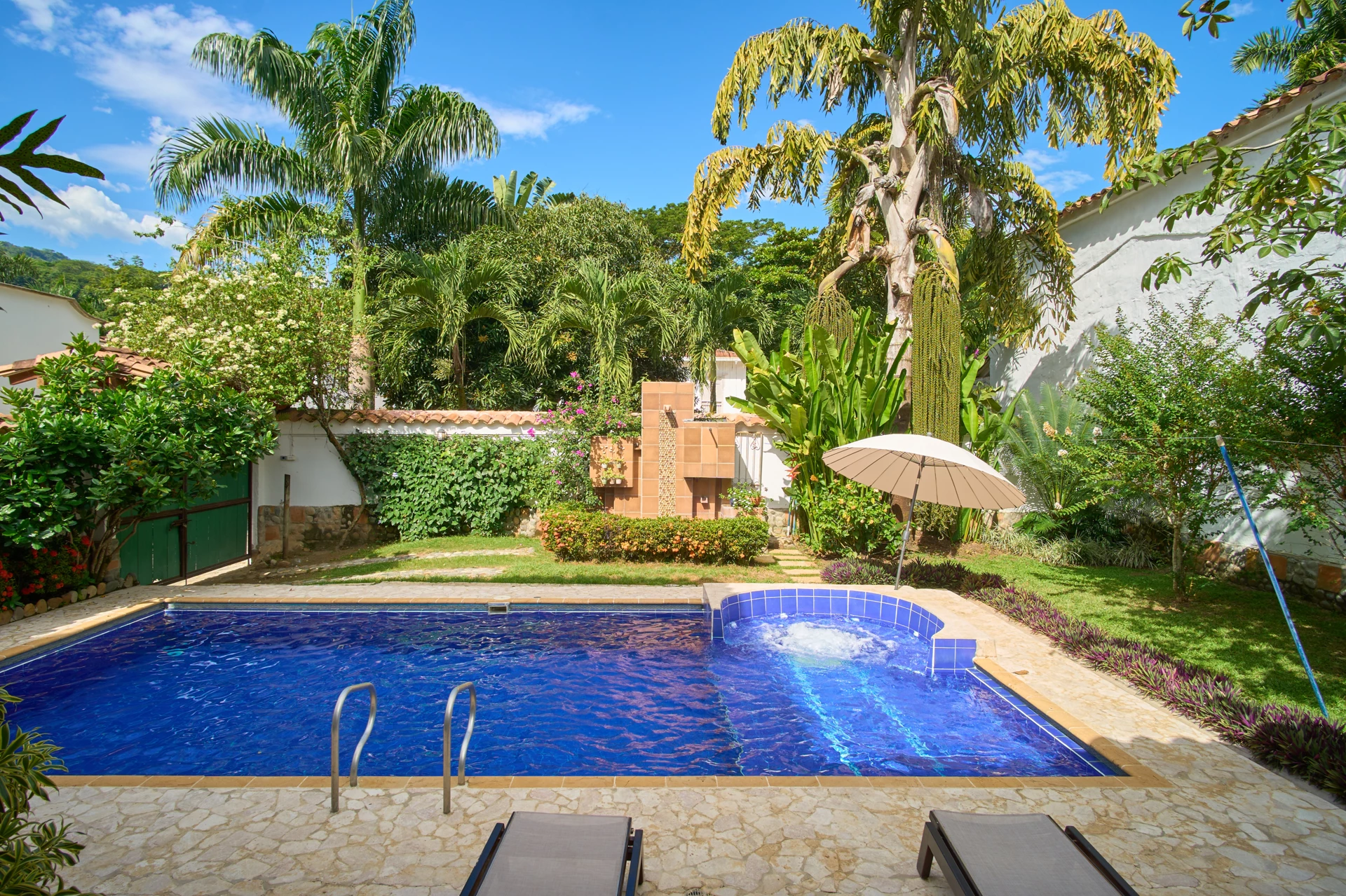 Casa Concordia — Balcones · Piscina alargada