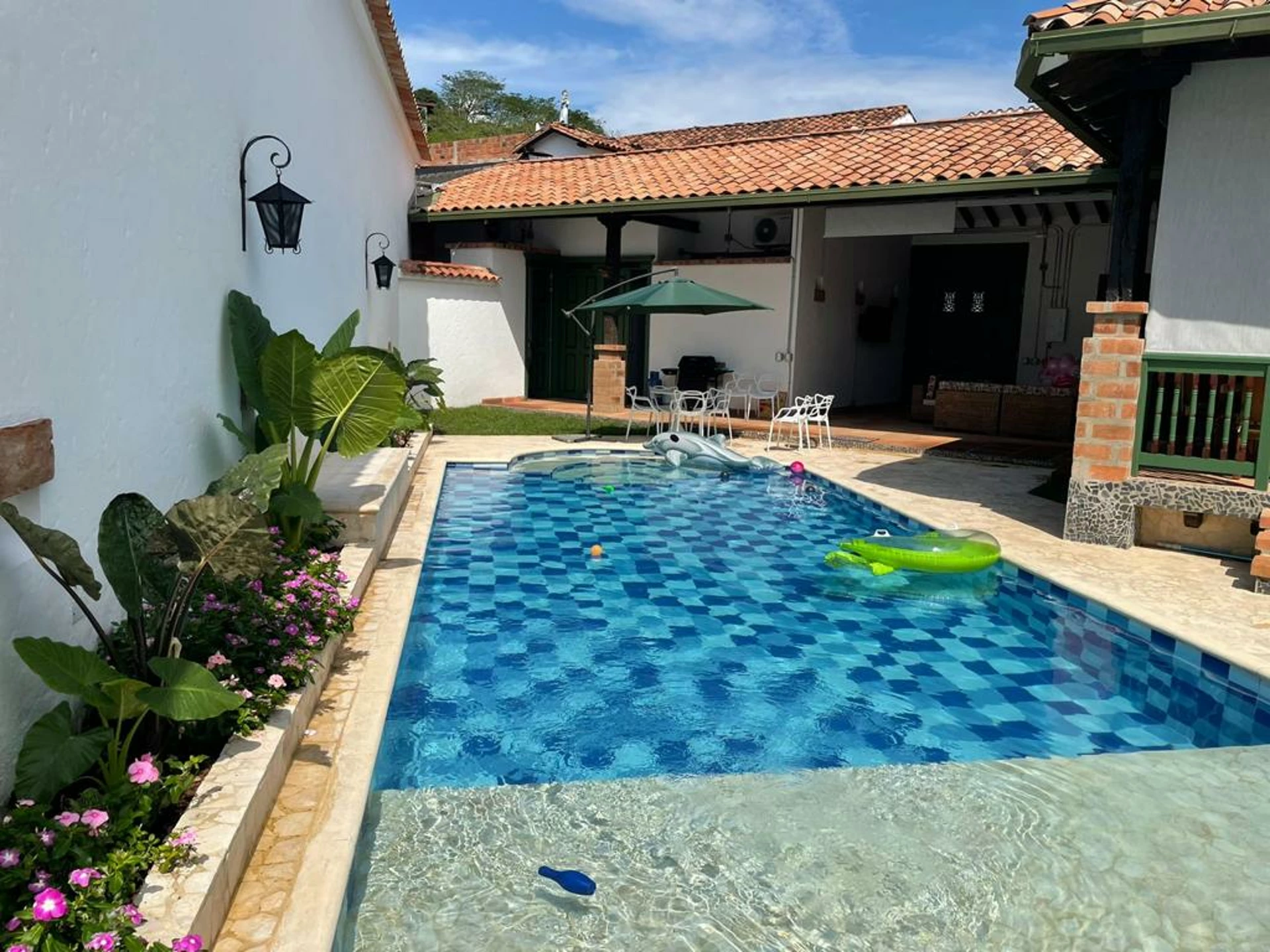 Casa Caldas — Piscina larga · Diseño moderno