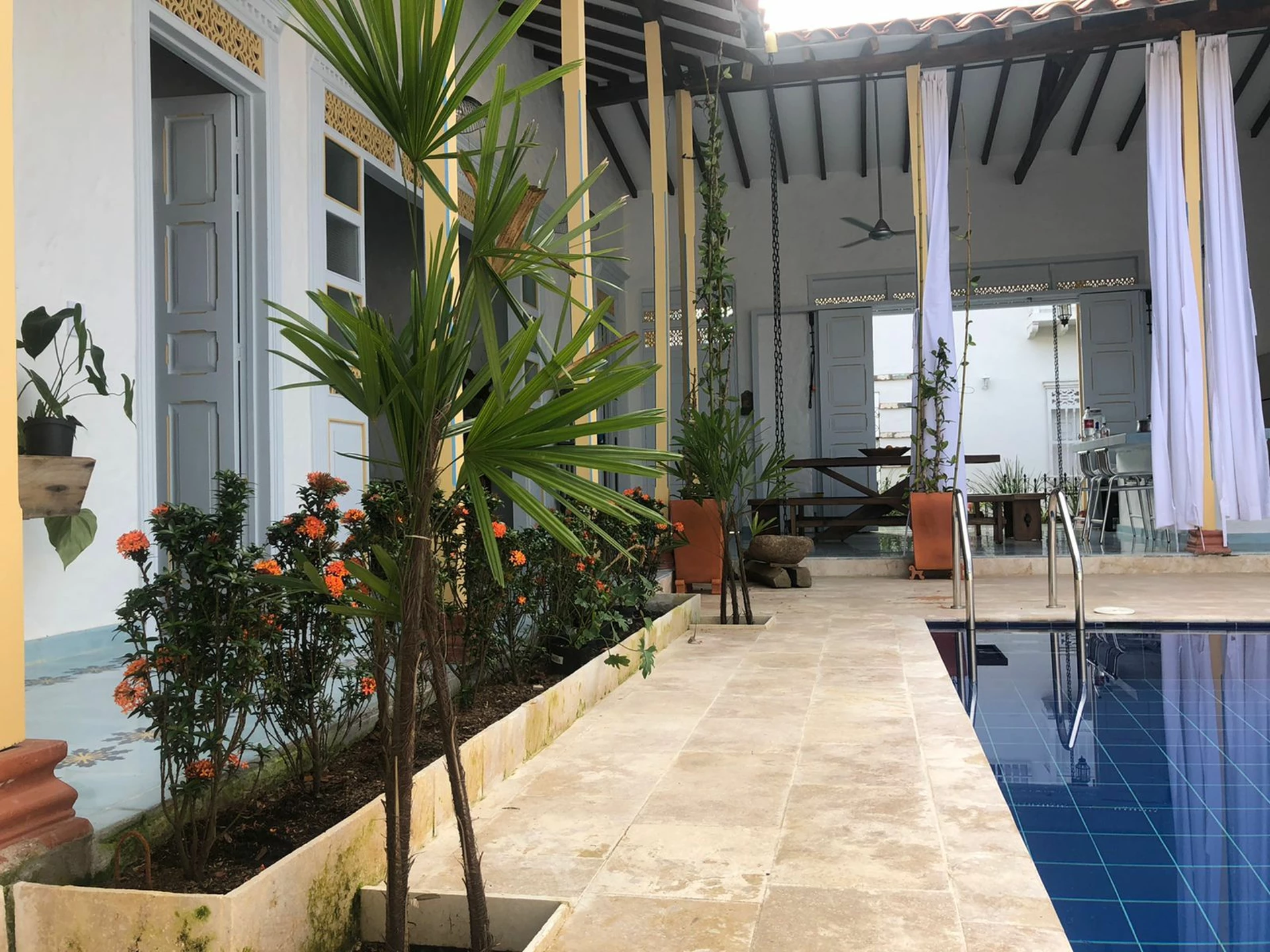 Casa Puente Iglesias — Piscina y zona social amplia
