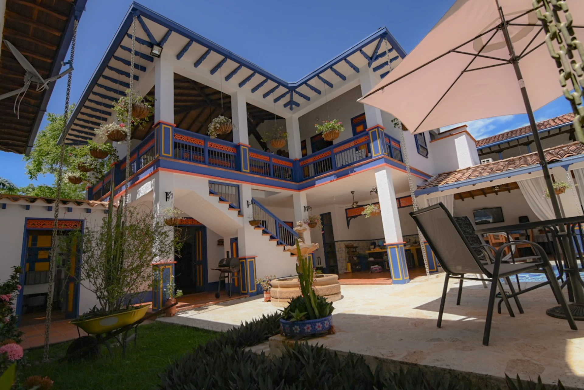 Casa Fredonia — Piscina central · Acabados finos