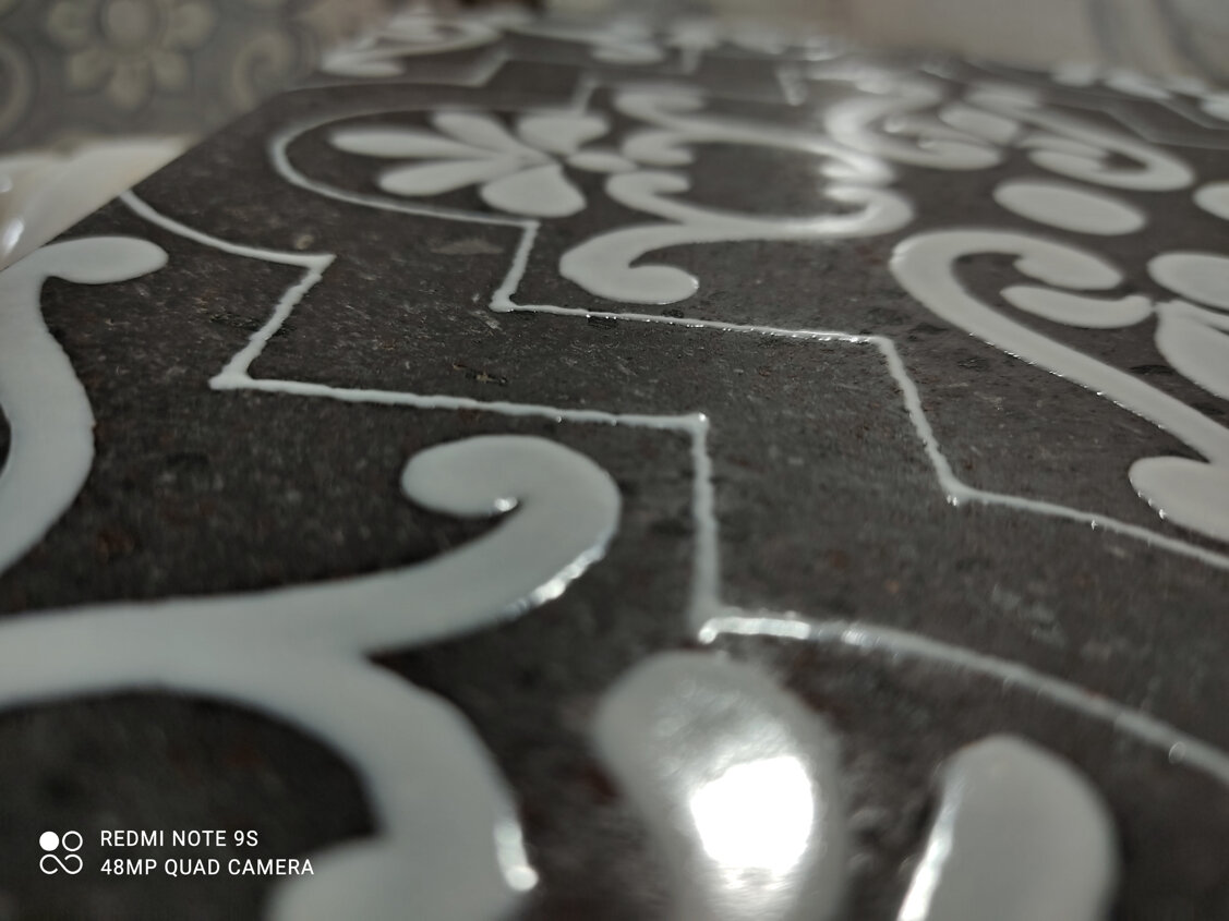 Piastrella siciliana in maiolica dipinta a mano con motivi floreali