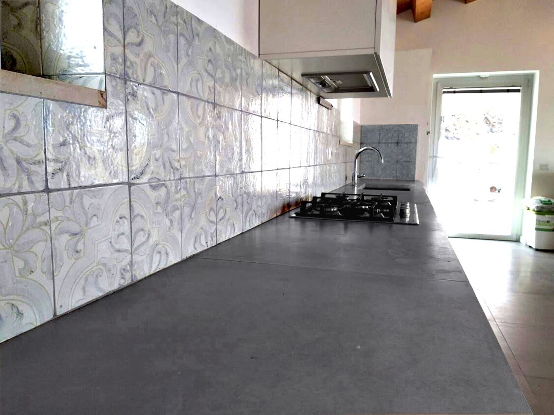 Cucina con piastrelle siciliane in maiolica dipinta a mano, tradizione ceramica