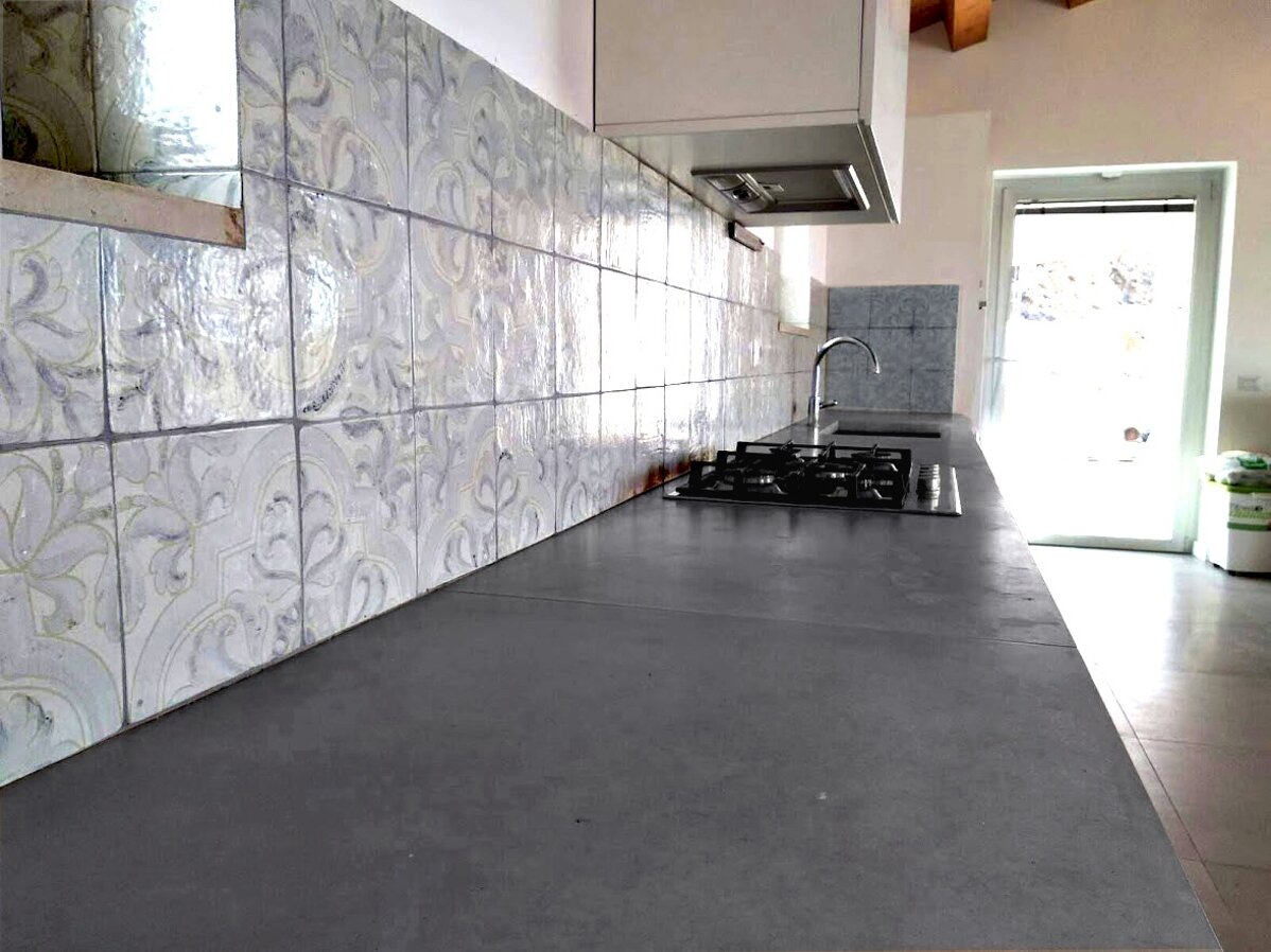 Kitchen with Sicilian tiles backsplash and modern stove