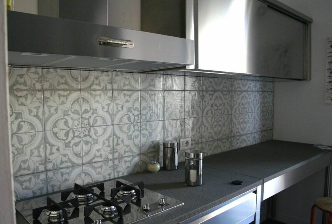 Cucina moderna con piastrelle siciliane in maiolica dipinta a mano