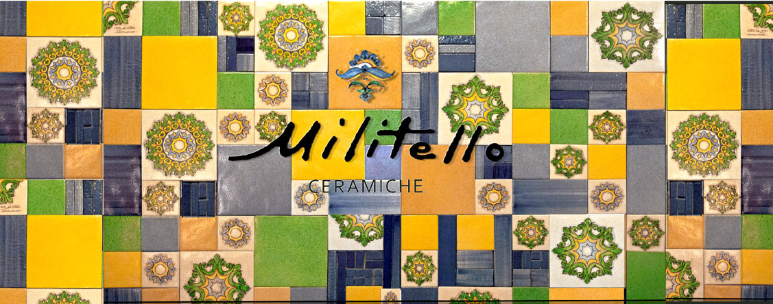 Piastrelle siciliane in maiolica dipinta a mano con design tradizionale.