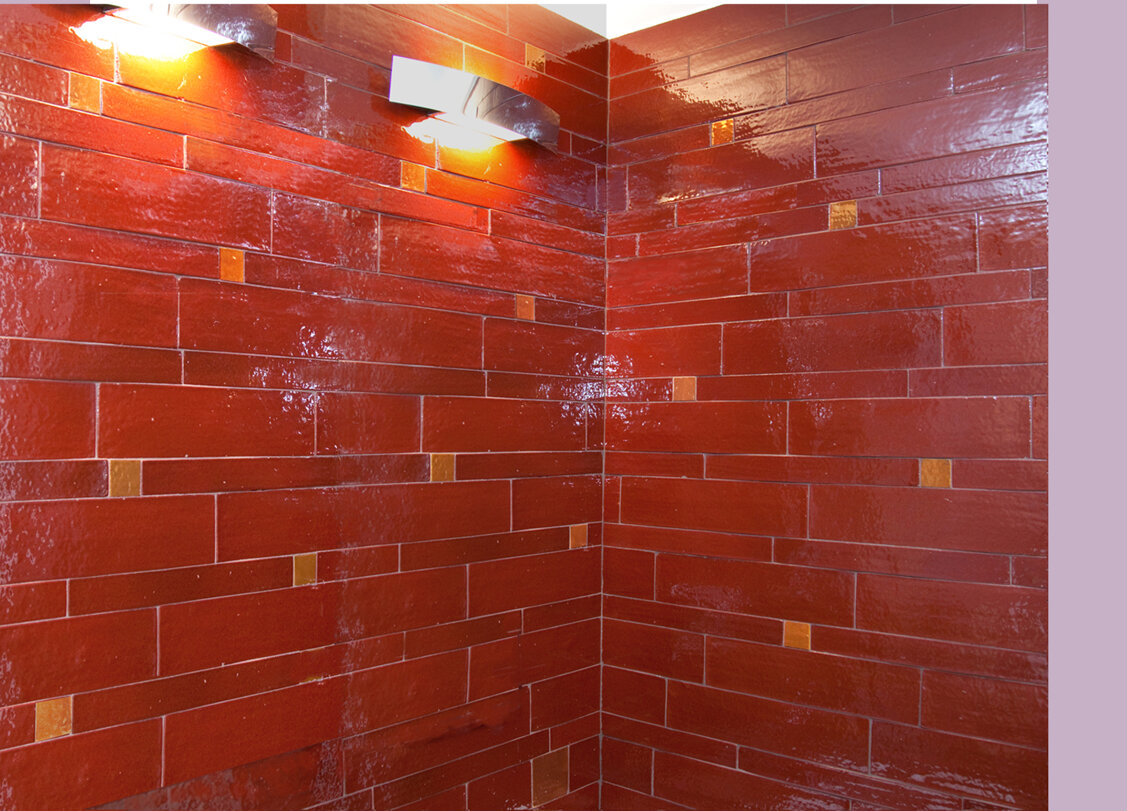 Parete con piastrelle rosse in maiolica dipinta a mano