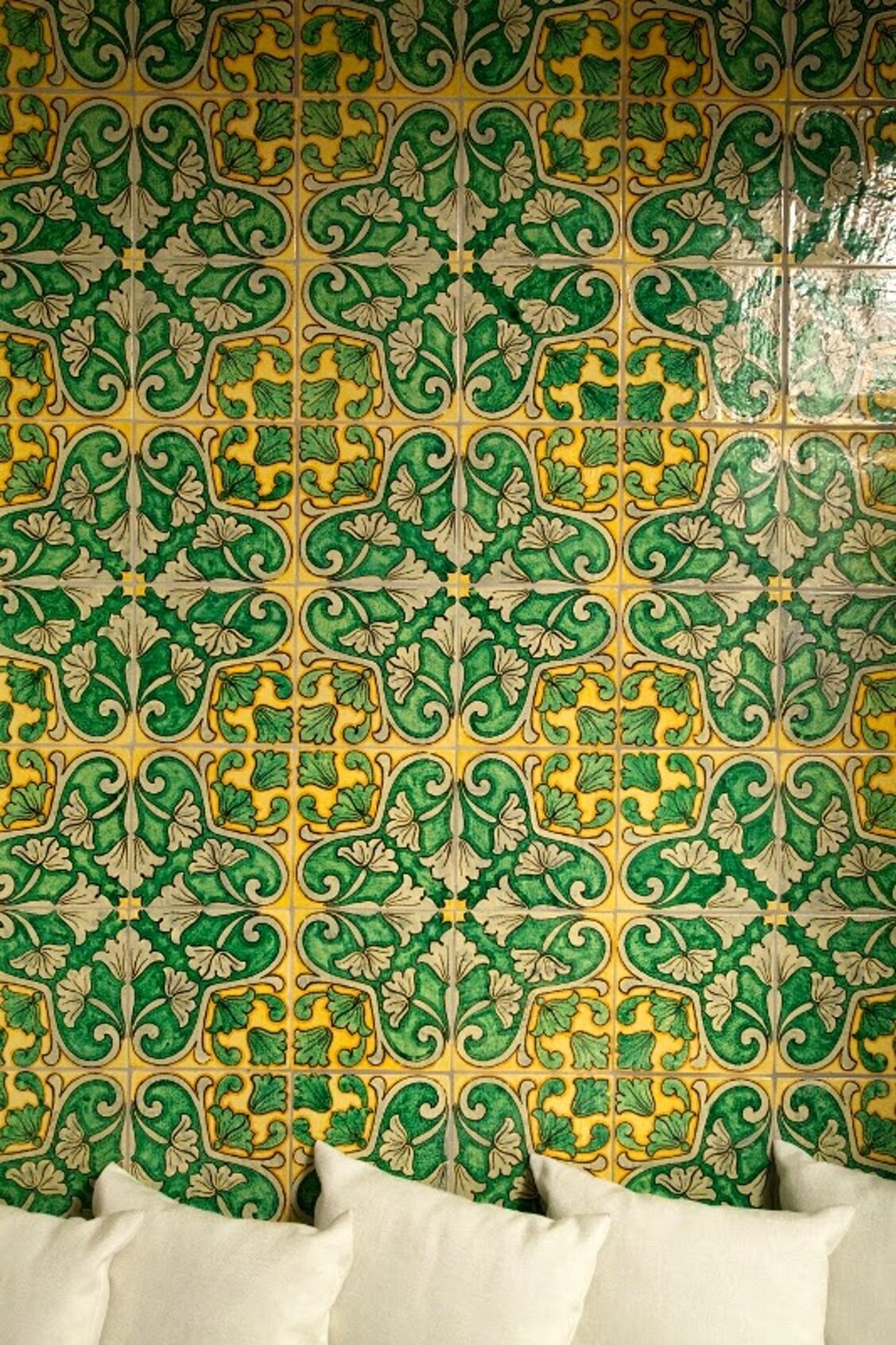 Parete di piastrelle siciliane con maiolica dipinta a mano in verde e giallo, design tradizionale