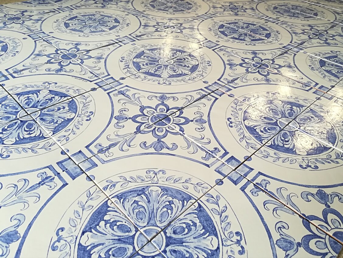 Piastrelle siciliane di maiolica dipinta a mano con decorazioni blu