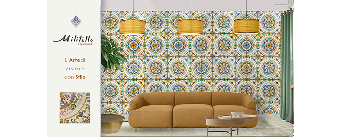 Ambiente con piastrelle siciliane e divano marrone