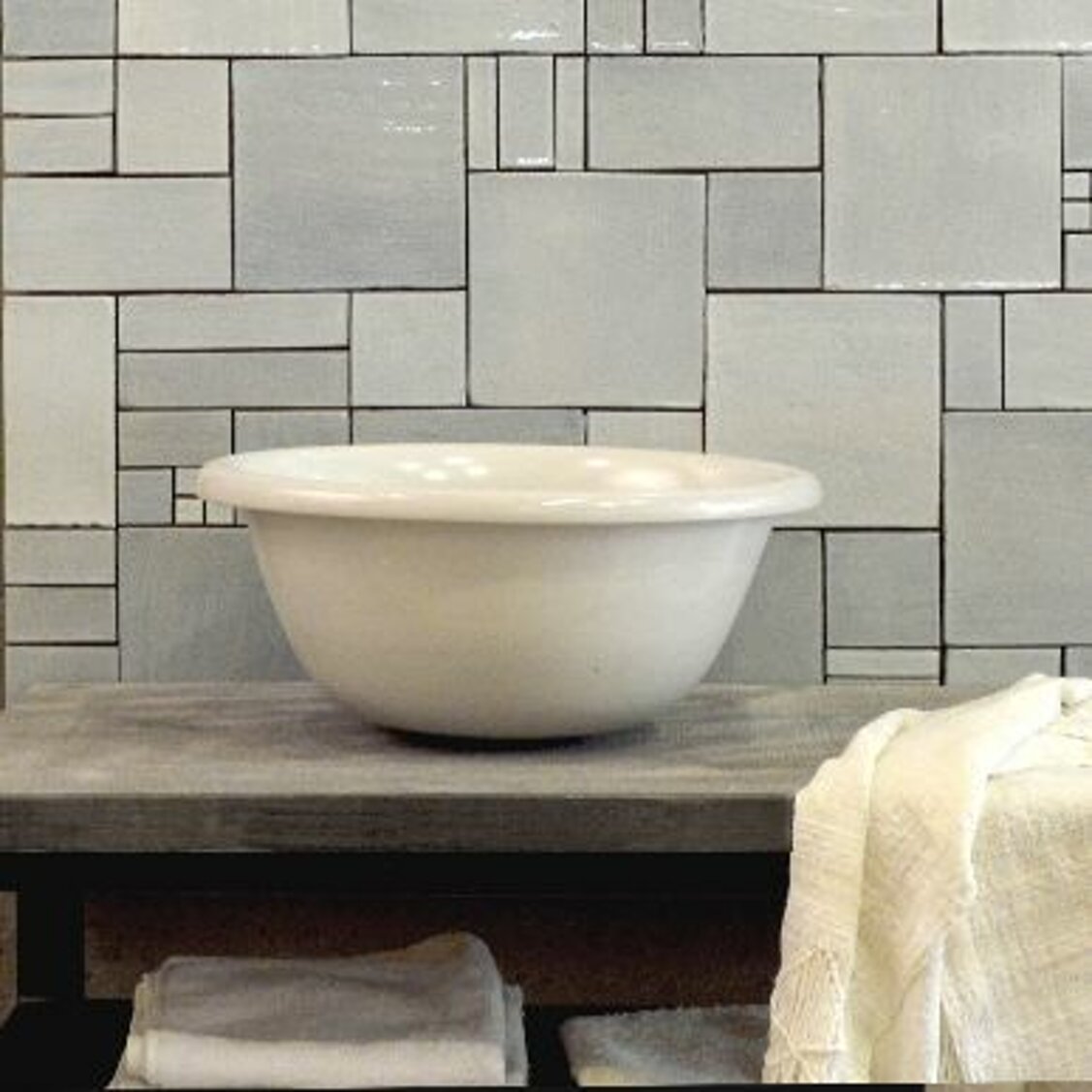 Bagno con piastrelle siciliane in maiolica dipinta a mano e lavabo in ceramica