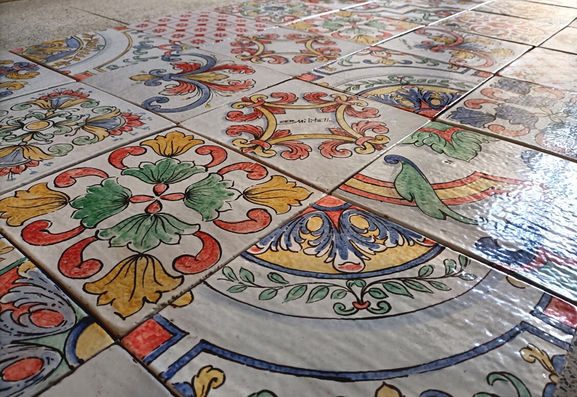 Piastrelle siciliane in maiolica dipinta a mano con motivi tradizionali