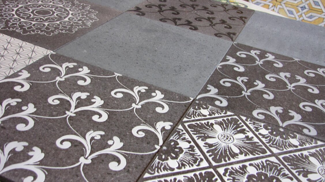 Piastrelle siciliane con motivi geometrici e floreali, maiolica dipinta a mano