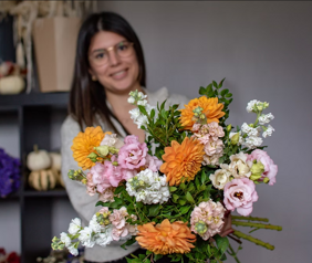 photo de la fleuriste de l'entreprise avec un bouquet dans la main