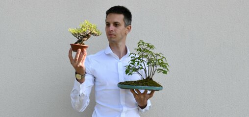 eyJmciI6InBob3RvIGR1IGZvbmRhdGV1ciBkZSBsJ2VudHJlcHJpc2UgYXZlYyBkZXMgYm9uc2HvcyBkYW5zIGxlcyBtYWlucyJ9