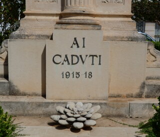 eyJpdCI6Ik1vbnVtZW50byBhaSBDYWR1dGkgU29sYXJpbm8ifQ==