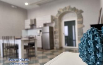 eyJpdCI6IlNxdWFyZSBIb3VzZSBTb2xhcmlubyBDYXNhIFZhY2FuemUifQ==