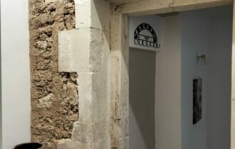 eyJpdCI6IlNxdWFyZSBIb3VzZSBTb2xhcmlubyBDYXNhIFZhY2FuemUifQ==