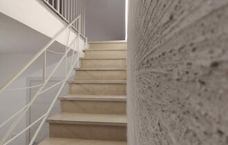 eyJpdCI6IlNxdWFyZSBIb3VzZSBTb2xhcmlubyBDYXNhIFZhY2FuemUifQ==