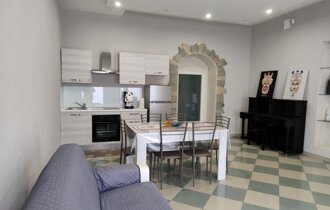 eyJpdCI6IlNxdWFyZSBIb3VzZSBTb2xhcmlubyBDYXNhIFZhY2FuemUifQ==