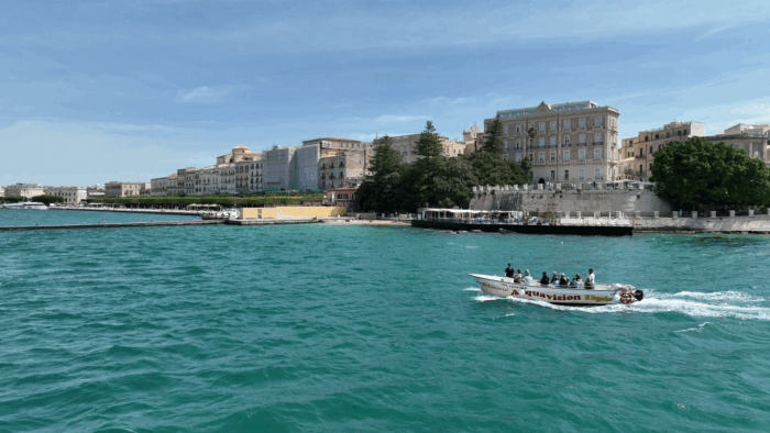 JTdCJTIyZXMlMjIlM0ElMjJFeGN1cnNpb25lcyUyMGVuJTIwYmFyY28lMjBhJTIwbGFzJTIwY3VldmFzJTIwbWFyaW5hcyUyMGRlJTIwU2lyYWN1c2ElMjBkZXNkZSUyME9ydGlnaWElMjBNYXJlJTNBJTIwZGVzY3VicmUlMjBPcnRpZ2lhJTIweSUyMFBsZW1taXJpbyUyMGRlc2RlJTIwZWwlMjBtYXIuJTIyJTJDJTIyaXQlMjIlM0ElMjJPcnRpZ2lhJTIwTWFyZSUyMEVzY3Vyc2lvbmklMjBpbiUyMGJhcmNhJTIwYWxsZSUyMGdyb3R0ZSUyMG1hcmluZSUyMGRpJTIwU2lyYWN1c2ElMjAlRTIlODAlOTMlMjBTY29wcmklMjBPcnRpZ2lhJTIwZSUyMGlsJTIwUGxlbW1pcmlvJTIwZGFsJTIwbWFyZSUyMiUyQyUyMmVuJTIyJTNBJTIyT3J0aWdpYSUyME1hcmUlMjBCb2F0JTIwVHJpcHMlMjB0byUyMHRoZSUyMFNlYSUyMENhdmVzJTIwb2YlMjBTeXJhY3VzZSUyMCVFMiU4MCU5MyUyMERpc2NvdmVyJTIwT3J0aWdpYSUyMGFuZCUyMFBsZW1taXJpbyUyMGZyb20lMjB0aGUlMjBTZWElMjIlN0Q=