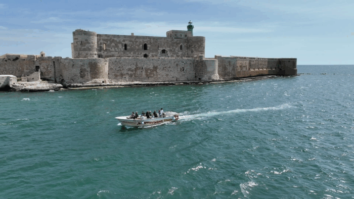 JTdCJTIyZXMlMjIlM0ElMjJFeGN1cnNpb25lcyUyMGVuJTIwYmFyY28lMjBhJTIwbGFzJTIwY3VldmFzJTIwbWFyaW5hcyUyMGRlJTIwU2lyYWN1c2ElMjBkZXNkZSUyME9ydGlnaWElMjBNYXJlJTNBJTIwZGVzY3VicmUlMjBPcnRpZ2lhJTIweSUyMFBsZW1taXJpbyUyMGRlc2RlJTIwZWwlMjBtYXIuJTIyJTJDJTIyaXQlMjIlM0ElMjJPcnRpZ2lhJTIwTWFyZSUyMEVzY3Vyc2lvbmklMjBpbiUyMGJhcmNhJTIwYWxsZSUyMGdyb3R0ZSUyMG1hcmluZSUyMGRpJTIwU2lyYWN1c2ElMjAlRTIlODAlOTMlMjBTY29wcmklMjBPcnRpZ2lhJTIwZSUyMGlsJTIwUGxlbW1pcmlvJTIwZGFsJTIwbWFyZSUyMiUyQyUyMmVuJTIyJTNBJTIyT3J0aWdpYSUyME1hcmUlMjBCb2F0JTIwVHJpcHMlMjB0byUyMHRoZSUyMFNlYSUyMENhdmVzJTIwb2YlMjBTeXJhY3VzZSUyMCVFMiU4MCU5MyUyMERpc2NvdmVyJTIwT3J0aWdpYSUyMGFuZCUyMFBsZW1taXJpbyUyMGZyb20lMjB0aGUlMjBTZWElMjIlN0Q=