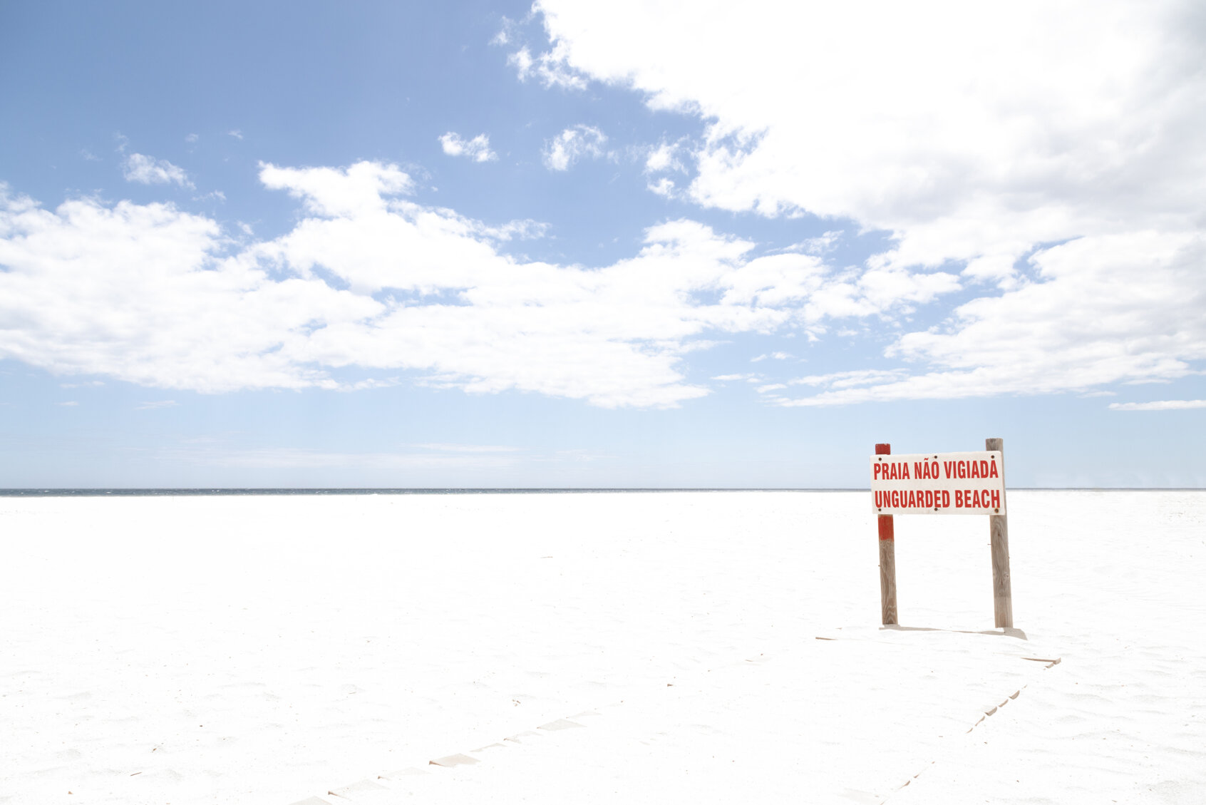 cartello sulla spiaggia.jpeg