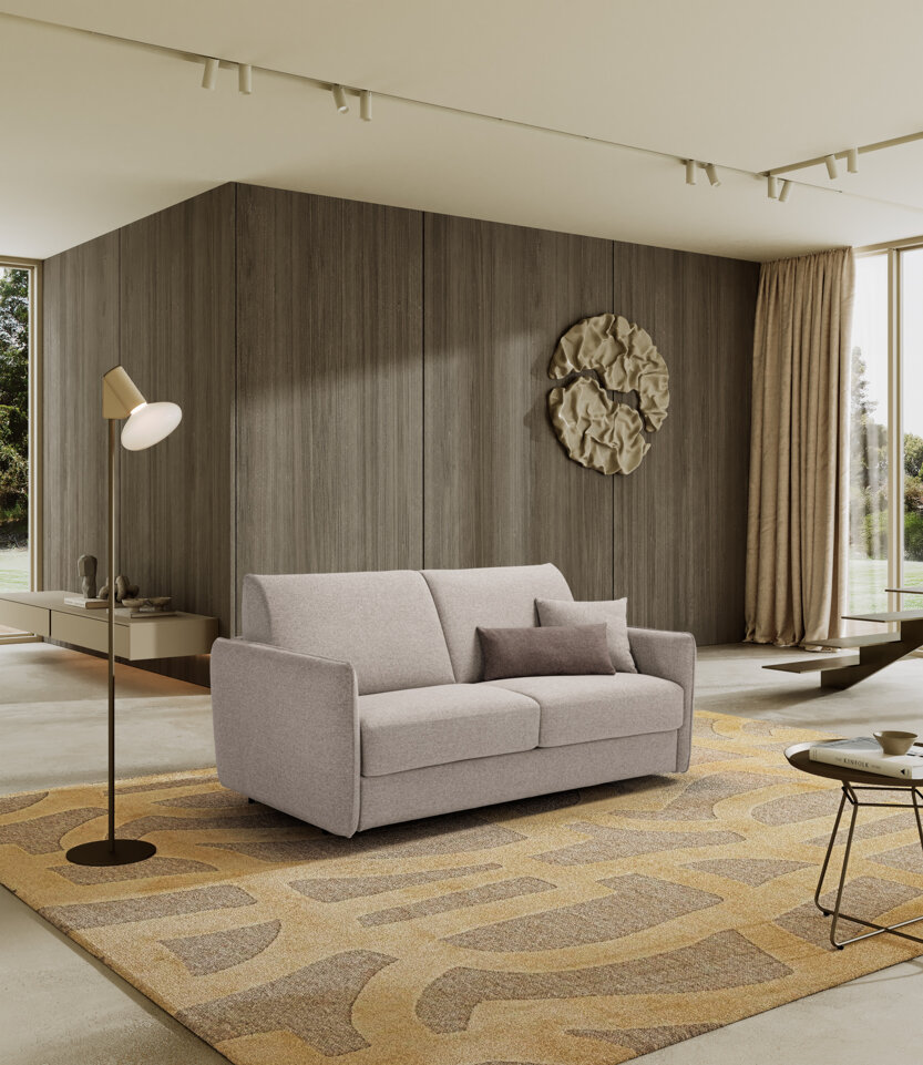 Soggiorno moderno con divano letto artigianale Made in Italy su tappeto, lampada e tavolino