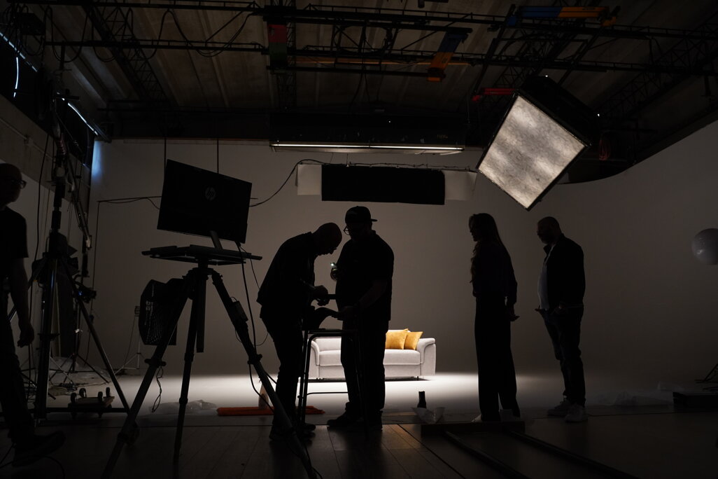 Set fotografico per divano letto con persone, luci e attrezzature