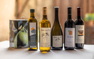 Bottiglie di olio extravergine d'oliva e vino su un tavolo