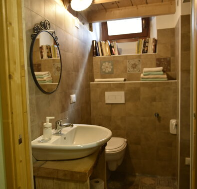 Bagno accogliente con lavabo moderno e arredamento in legno Bagno accogliente con lavabo moderno e arredamento in legno