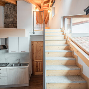 Cucina moderna con scala in legno e ampia finestra Cucina moderna con scala in legno e ampia finestra