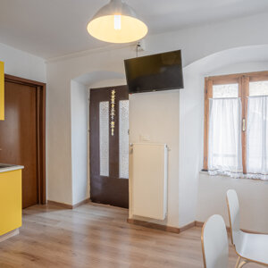 Cucina moderna con mobili gialli e tavolo da pranzo Cucina moderna con mobili gialli e tavolo da pranzo