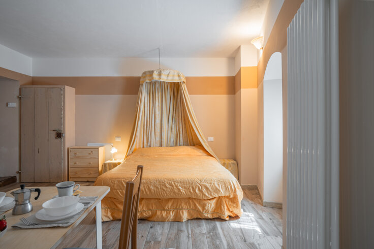 Cozy bedroom in Honey Apartment with a comfortable bed and dining table, perfect for a relaxing stay. Cozy bedroom in Honey Apartment with a comfortable bed and dining table, perfect for a relaxing stay.