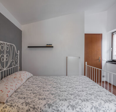 Camera da letto accogliente con letto matrimoniale e decorazioni moderne Camera da letto accogliente con letto matrimoniale e decorazioni moderne