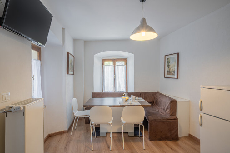 Sala da pranzo accogliente in appartamento con tavolo e sedie moderne Sala da pranzo accogliente in appartamento con tavolo e sedie moderne