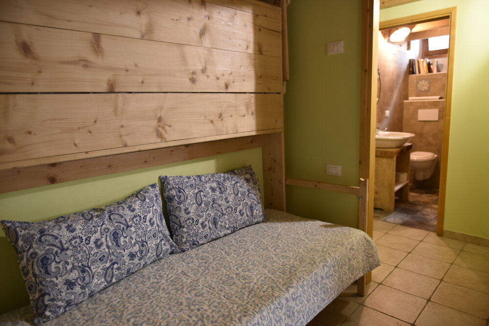 Camera accogliente con letto singolo e bagno adiacente Camera accogliente con letto singolo e bagno adiacente